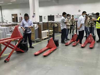 電動高升程搬運車交付使用，感謝廠家羅總親自跟客戶講解操作方法！